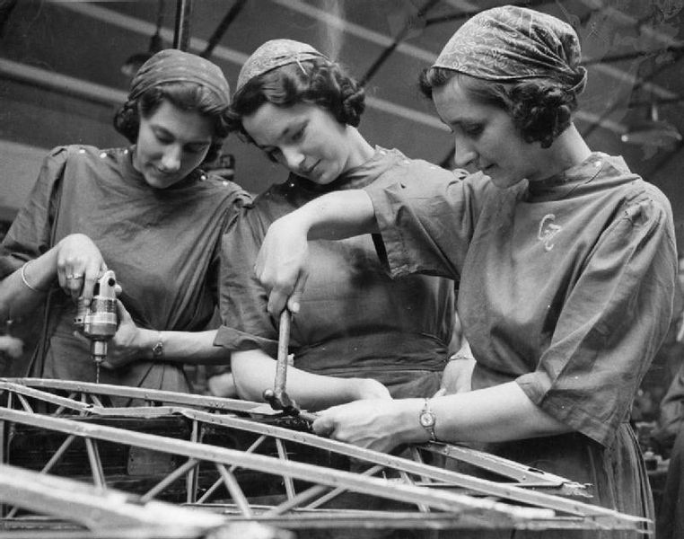 762px-Womens_Factory_War_work_at_Slough_Training_Centre_England_UK_1941_D3627jpg